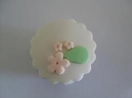 MINI CUPCAKE DECORADOS COM PASTA AMERICANA